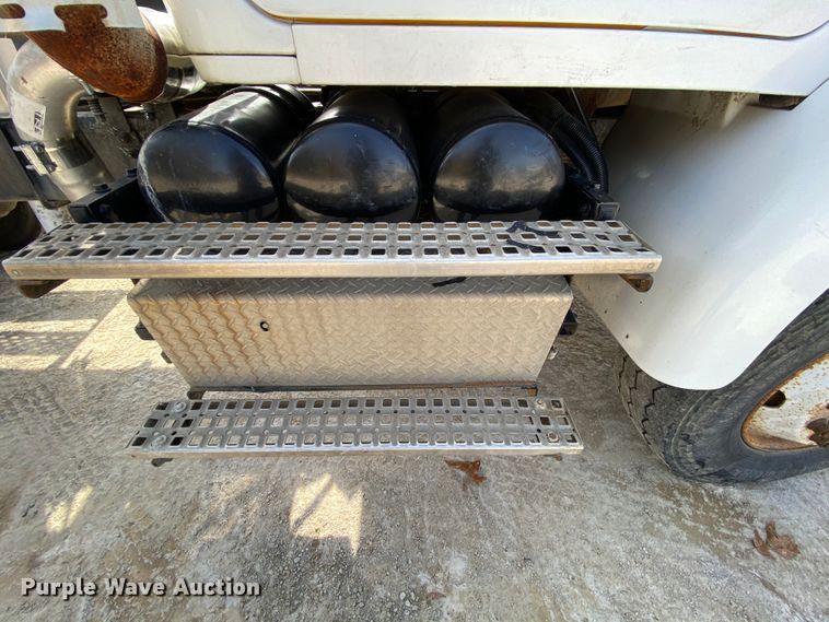 image for item HA9719 2000 Volvo WG  semi truck