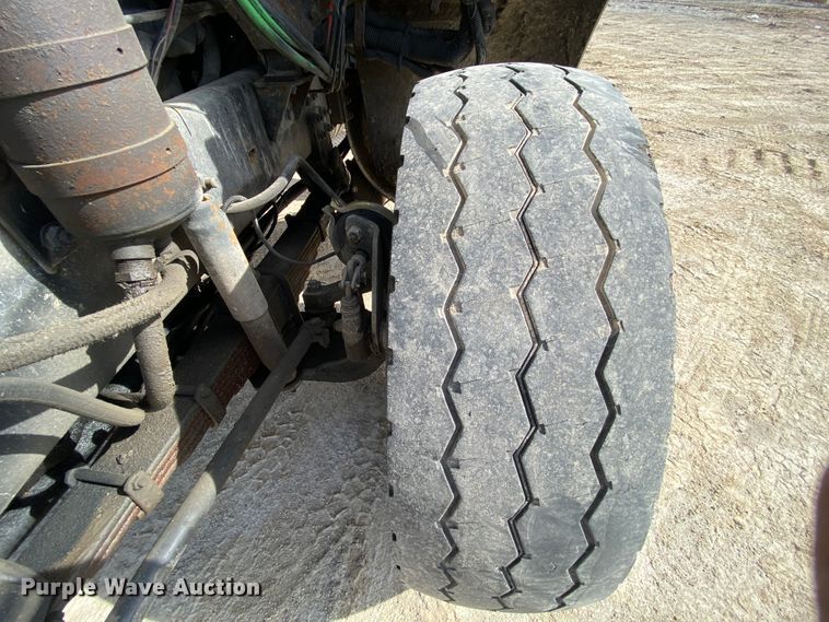 image for item HA9719 2000 Volvo WG  semi truck