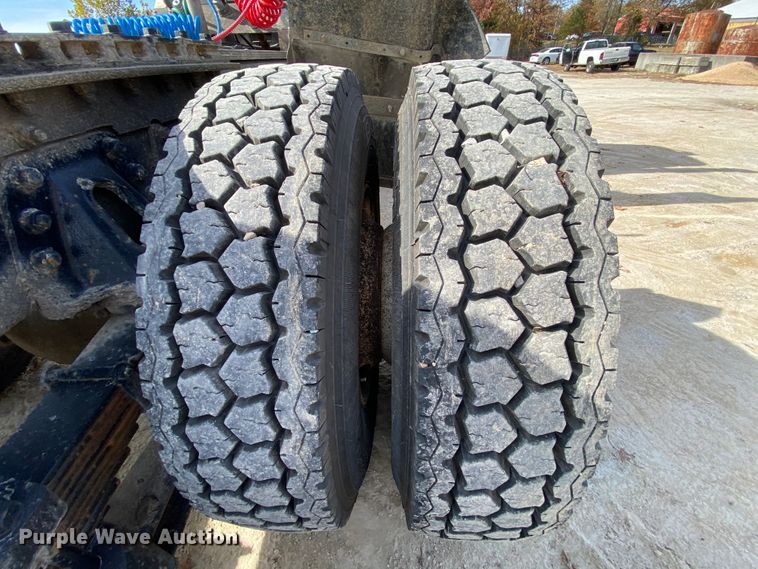 image for item HA9719 2000 Volvo WG  semi truck