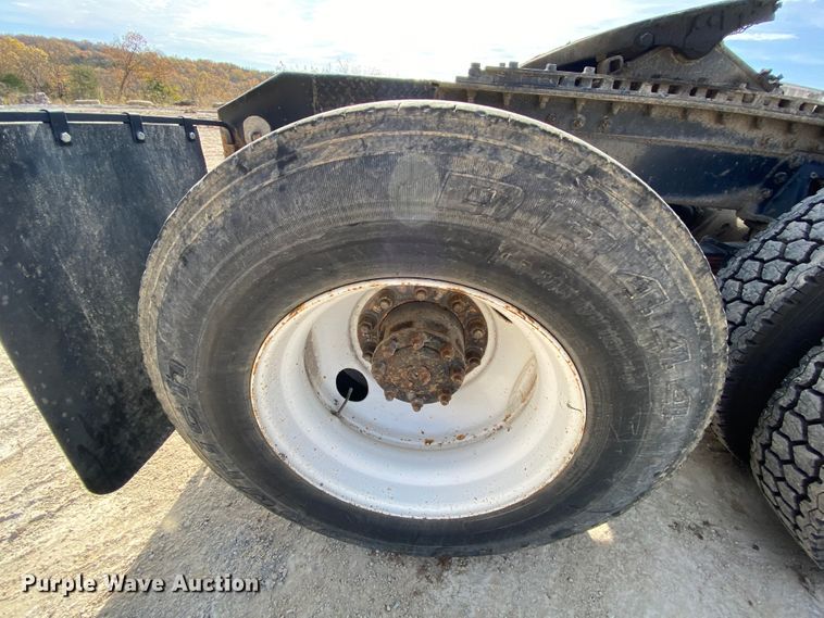 image for item HA9719 2000 Volvo WG  semi truck