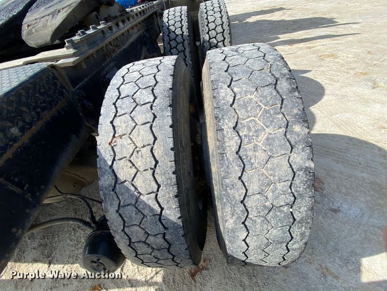 image for item HA9719 2000 Volvo WG  semi truck