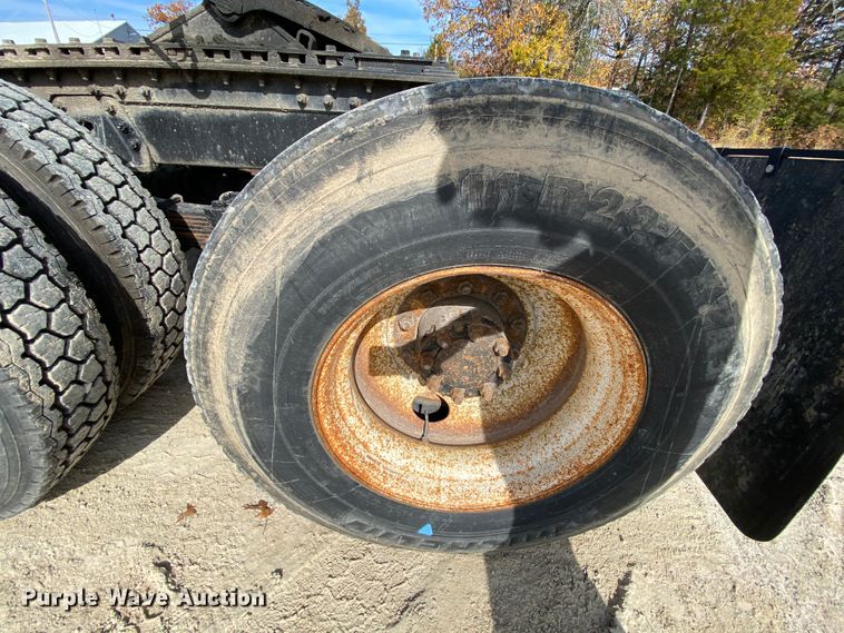 image for item HA9719 2000 Volvo WG  semi truck