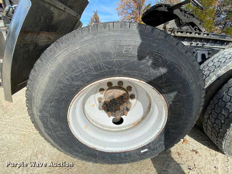 image for item HA9719 2000 Volvo WG  semi truck