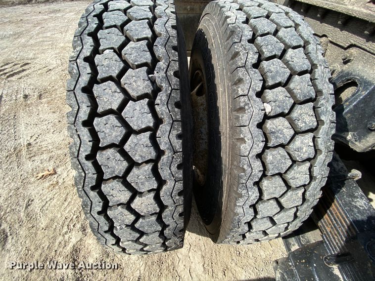 image for item HA9719 2000 Volvo WG  semi truck