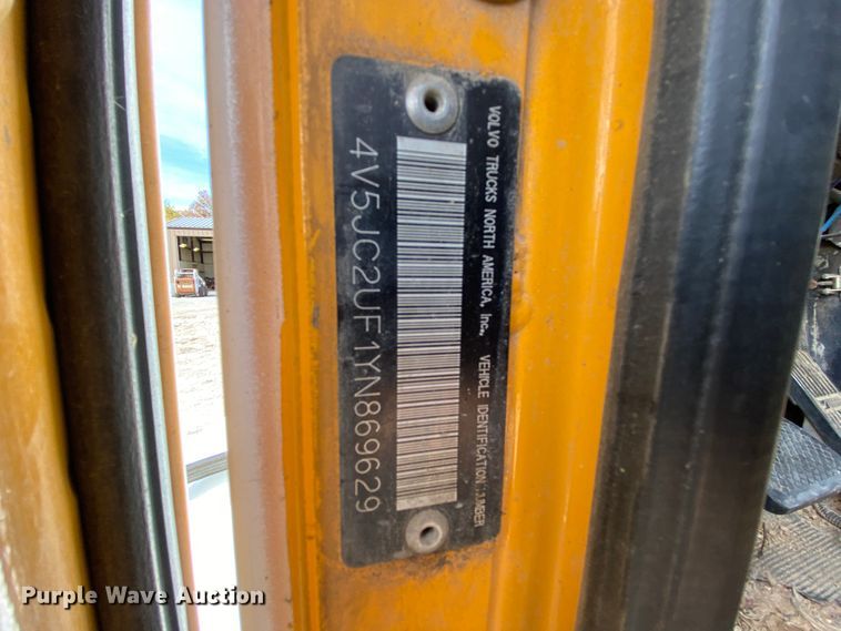 image for item HA9719 2000 Volvo WG  semi truck