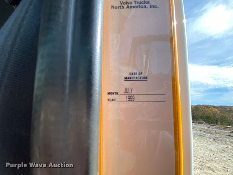 image for item HA9719 2000 Volvo WG  semi truck