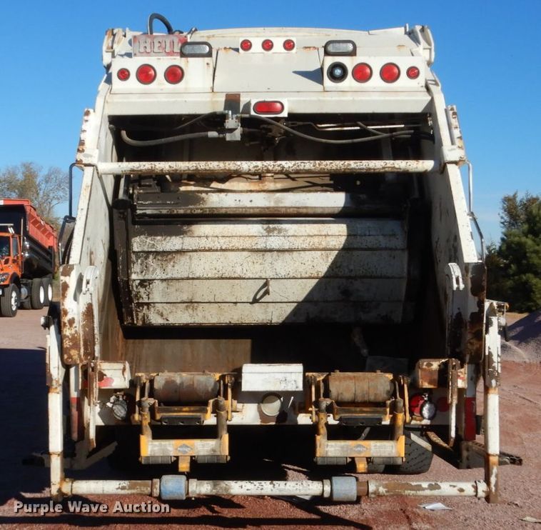 image for item HS9448 2005 International 7400  refuse truck