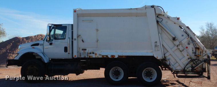 image for item HS9448 2005 International 7400  refuse truck