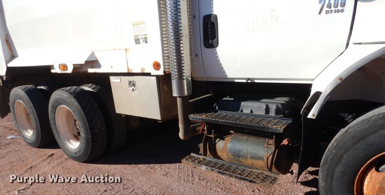 image for item HS9448 2005 International 7400  refuse truck