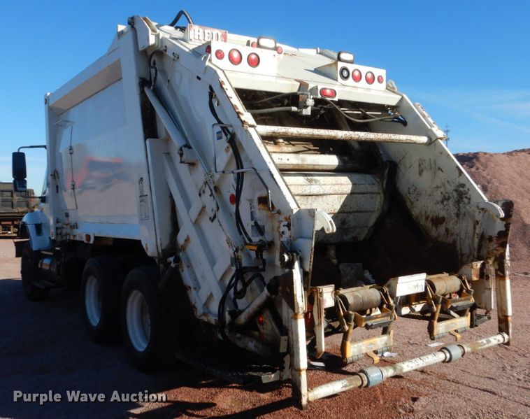 image for item HS9448 2005 International 7400  refuse truck