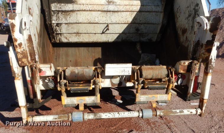 image for item HS9448 2005 International 7400  refuse truck