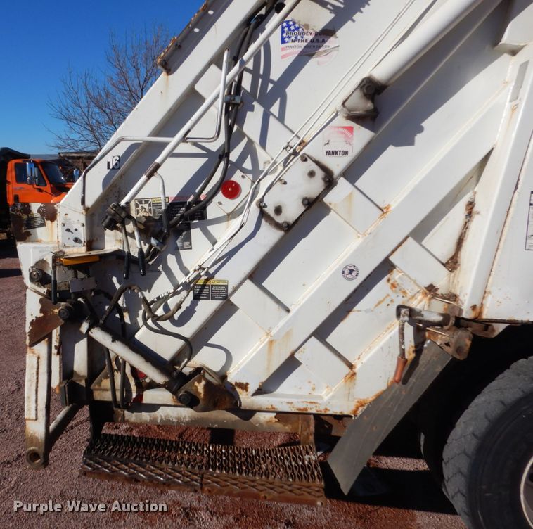 image for item HS9448 2005 International 7400  refuse truck