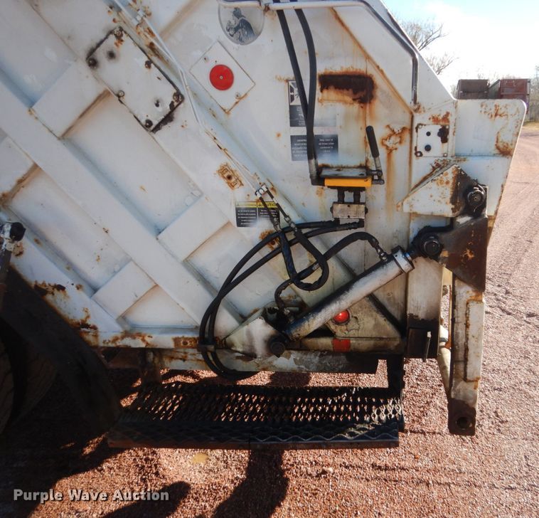 image for item HS9448 2005 International 7400  refuse truck