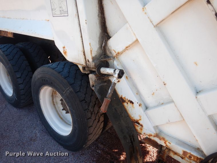 image for item HS9448 2005 International 7400  refuse truck