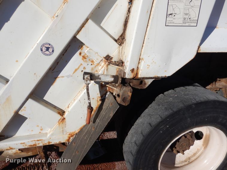 image for item HS9448 2005 International 7400  refuse truck