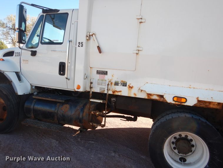 image for item HS9448 2005 International 7400  refuse truck