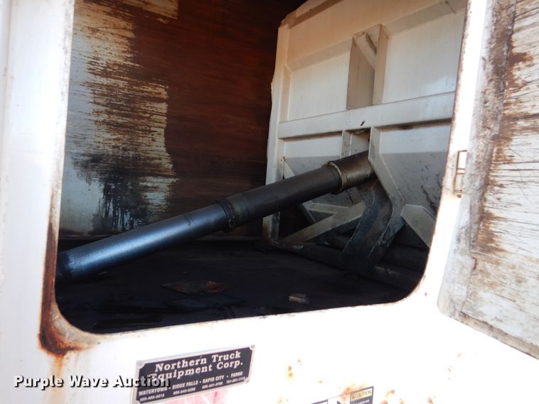 image for item HS9448 2005 International 7400  refuse truck