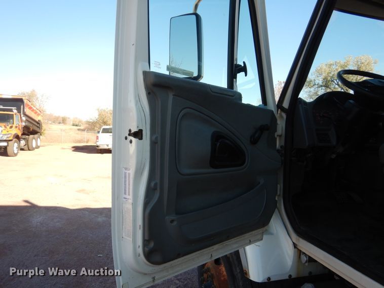 image for item HS9448 2005 International 7400  refuse truck