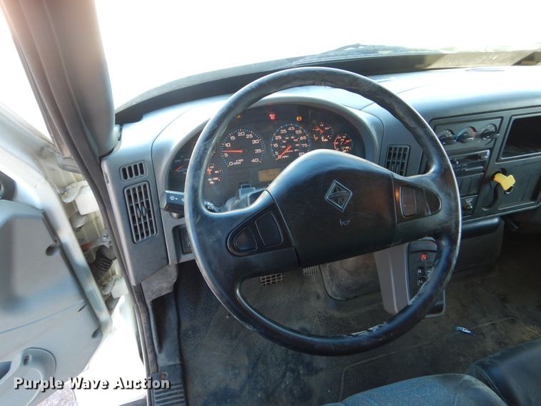 image for item HS9448 2005 International 7400  refuse truck