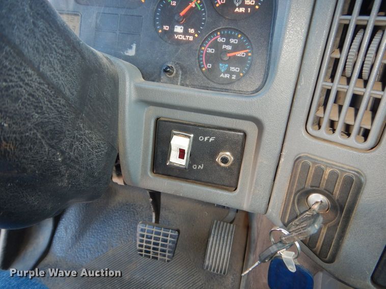 image for item HS9448 2005 International 7400  refuse truck