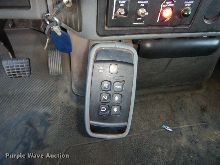 image for item HS9448 2005 International 7400  refuse truck