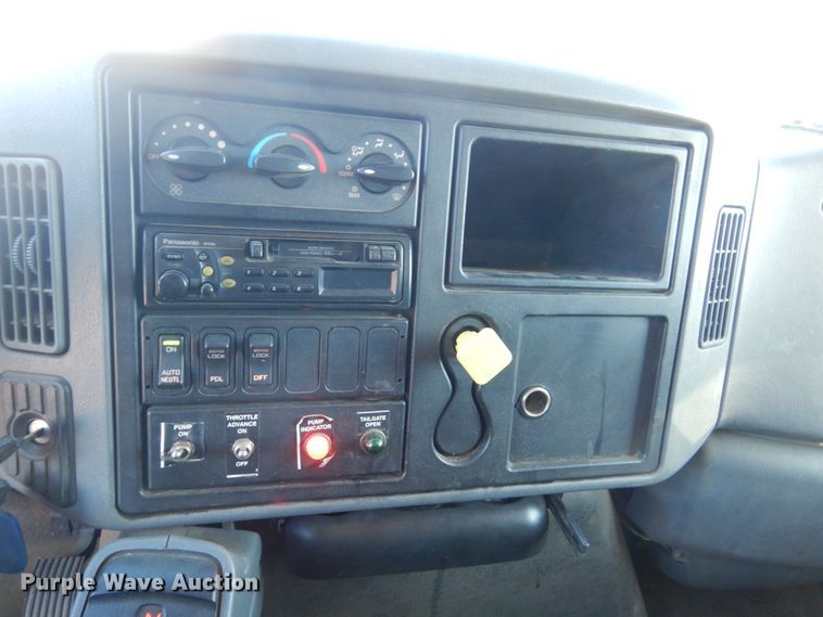 image for item HS9448 2005 International 7400  refuse truck