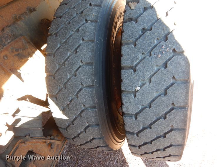 image for item HS9448 2005 International 7400  refuse truck