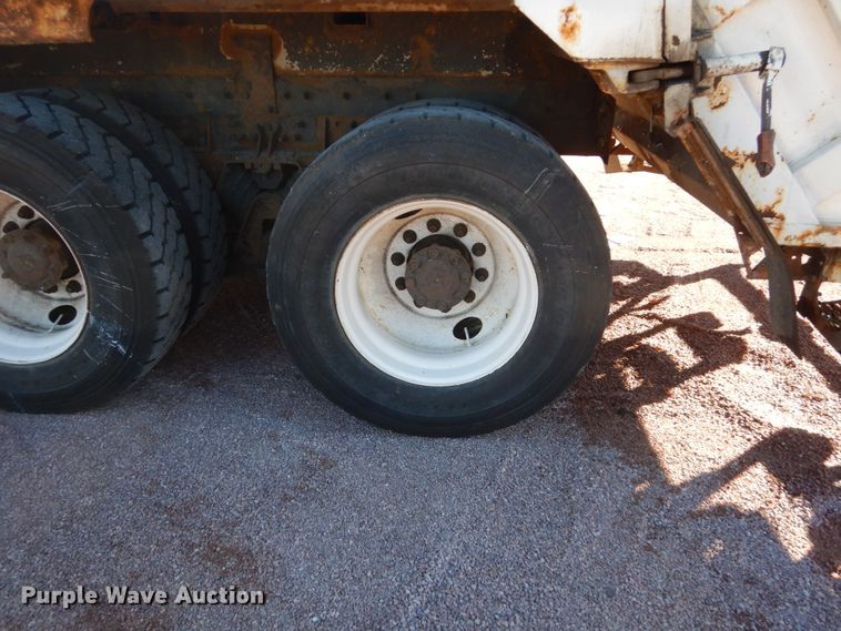 image for item HS9448 2005 International 7400  refuse truck