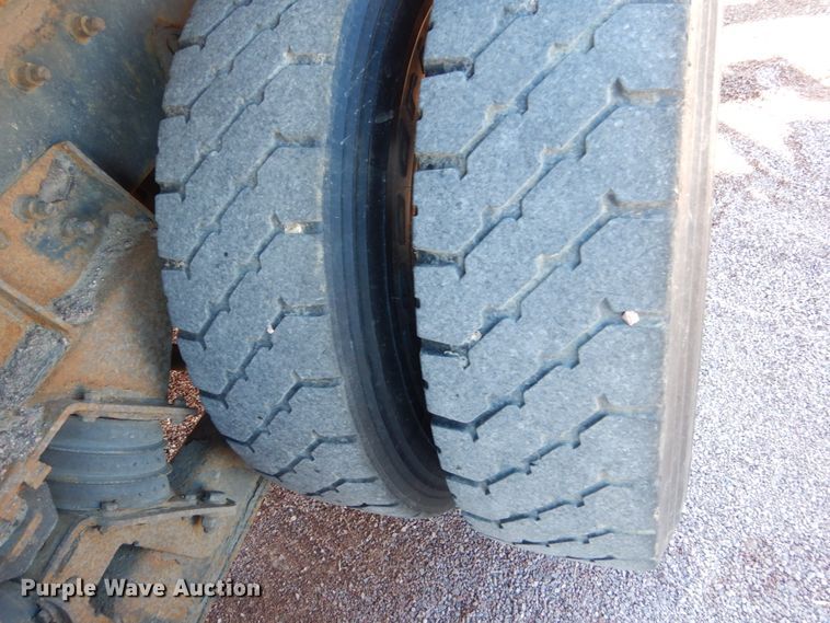 image for item HS9448 2005 International 7400  refuse truck