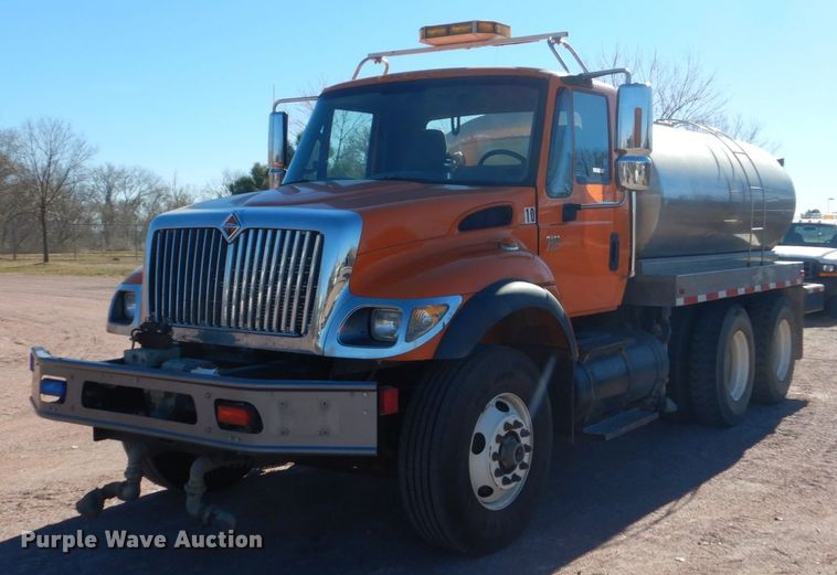 image for item HS9457 2003 International 7400  tank truck