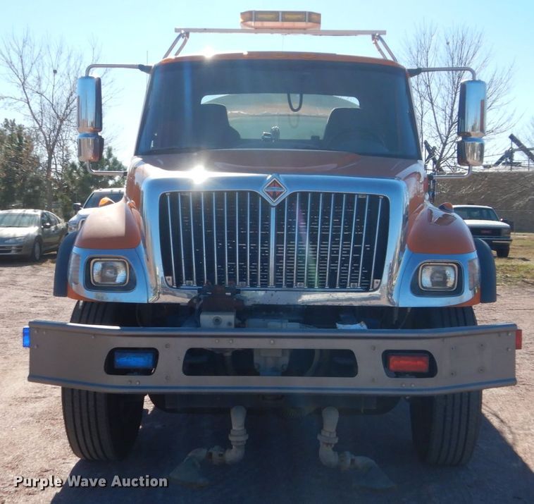 image for item HS9457 2003 International 7400  tank truck