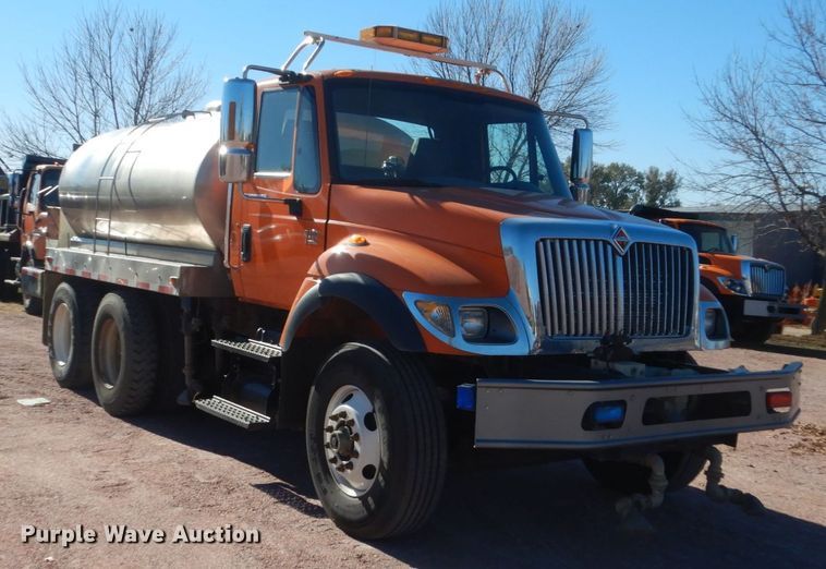 image for item HS9457 2003 International 7400  tank truck