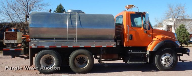 image for item HS9457 2003 International 7400  tank truck