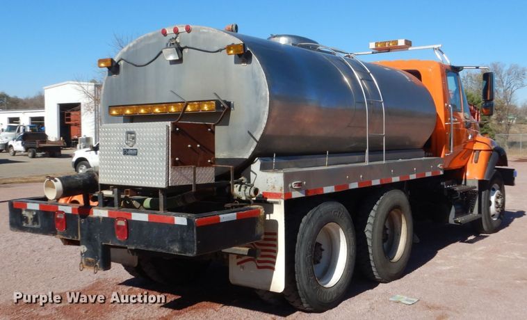 image for item HS9457 2003 International 7400  tank truck