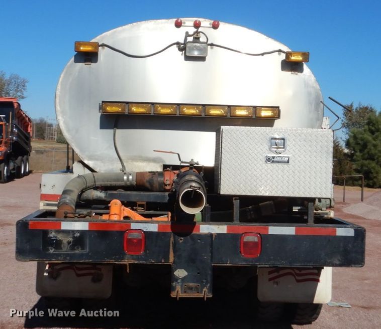 image for item HS9457 2003 International 7400  tank truck