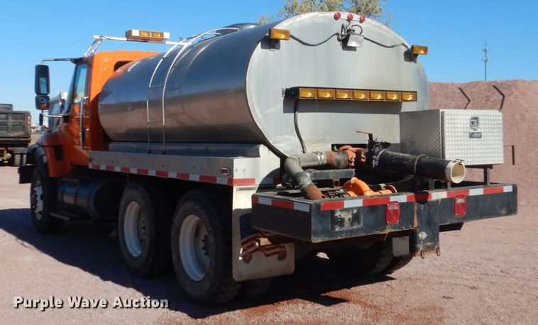 image for item HS9457 2003 International 7400  tank truck