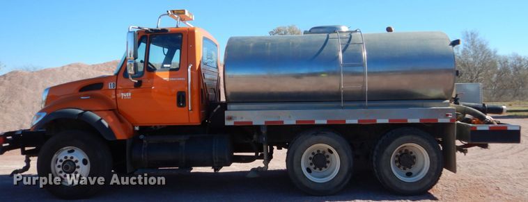 image for item HS9457 2003 International 7400  tank truck