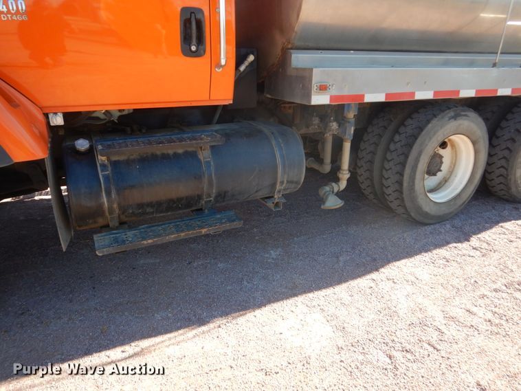 image for item HS9457 2003 International 7400  tank truck