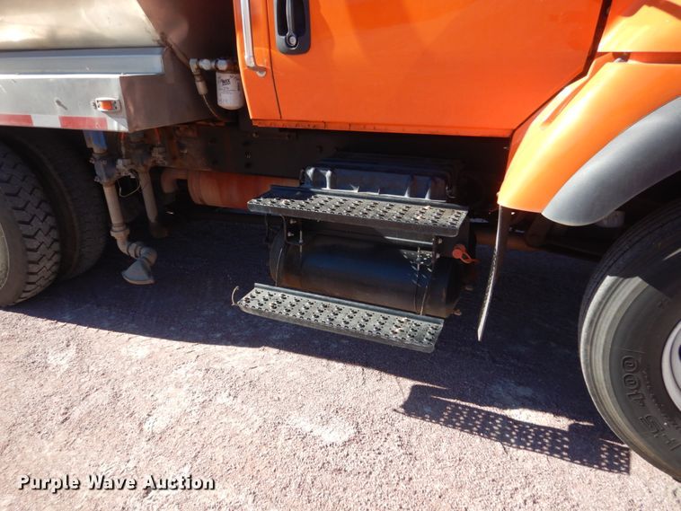 image for item HS9457 2003 International 7400  tank truck