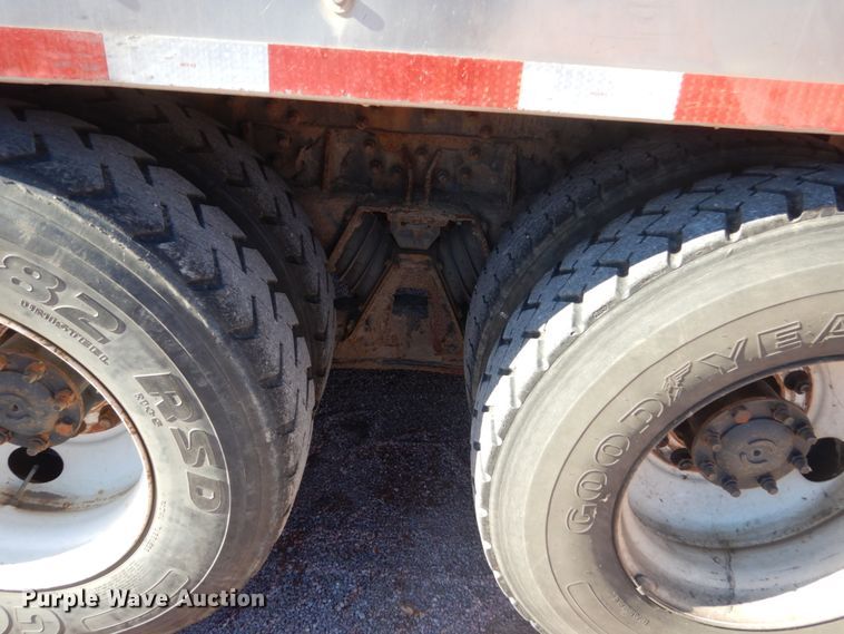 image for item HS9457 2003 International 7400  tank truck