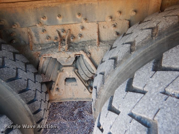 image for item HS9457 2003 International 7400  tank truck