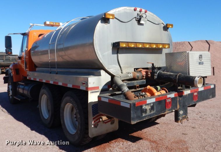 image for item HS9457 2003 International 7400  tank truck