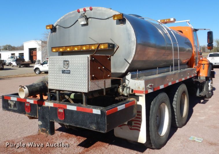 image for item HS9457 2003 International 7400  tank truck