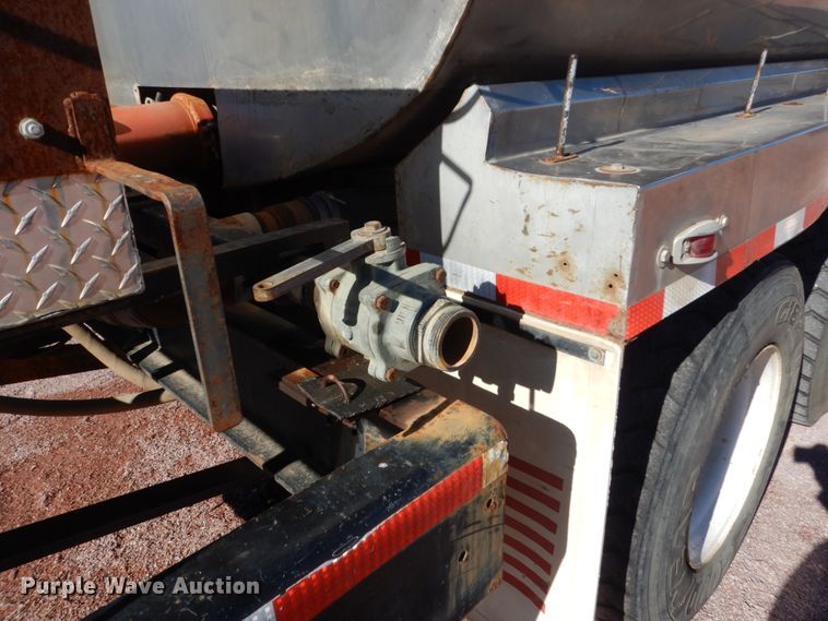 image for item HS9457 2003 International 7400  tank truck