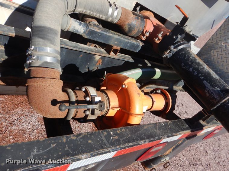 image for item HS9457 2003 International 7400  tank truck