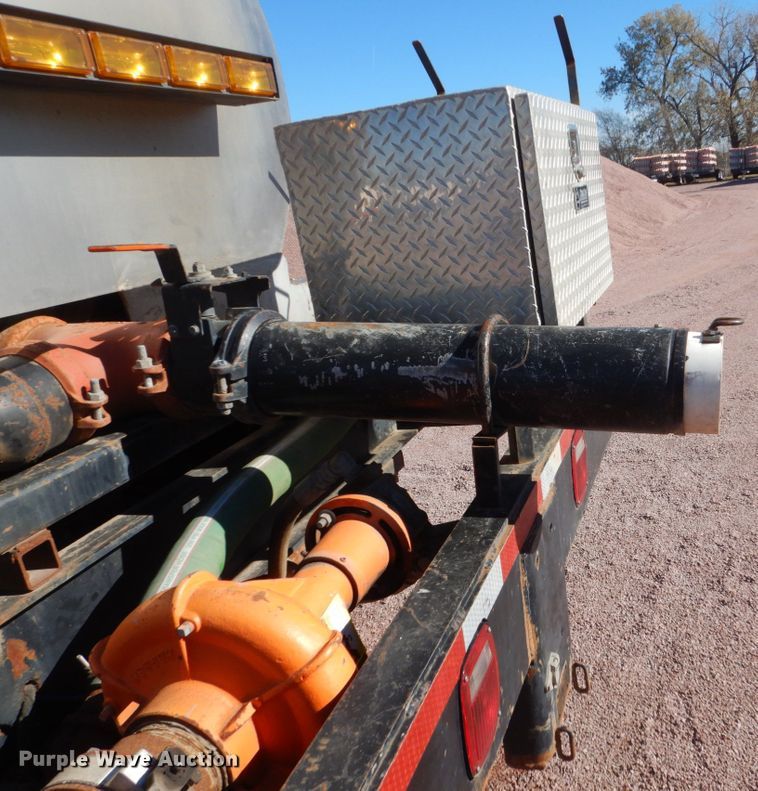 image for item HS9457 2003 International 7400  tank truck