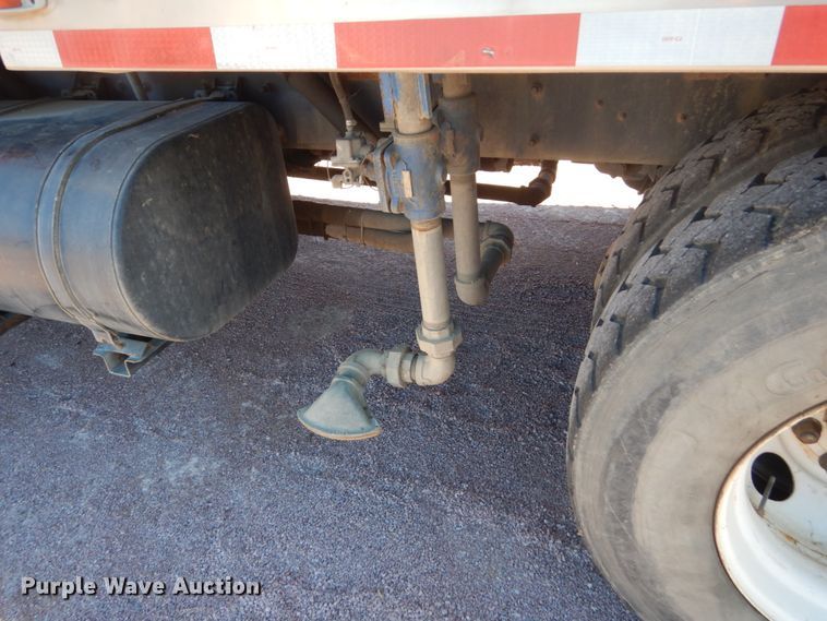 image for item HS9457 2003 International 7400  tank truck