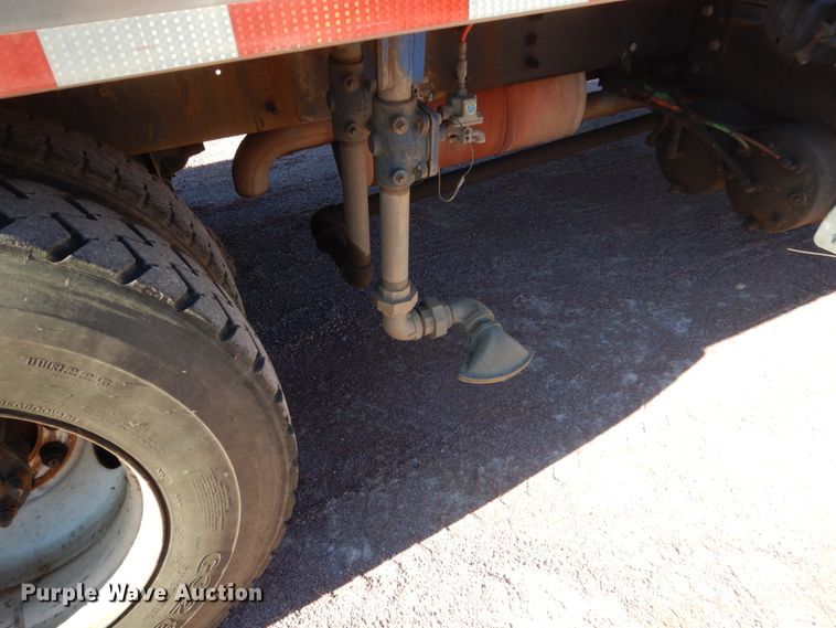 image for item HS9457 2003 International 7400  tank truck