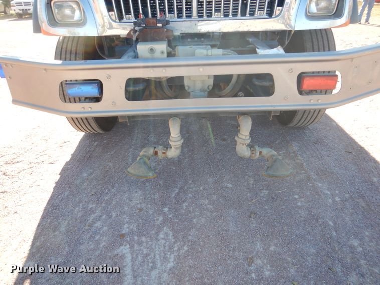 image for item HS9457 2003 International 7400  tank truck