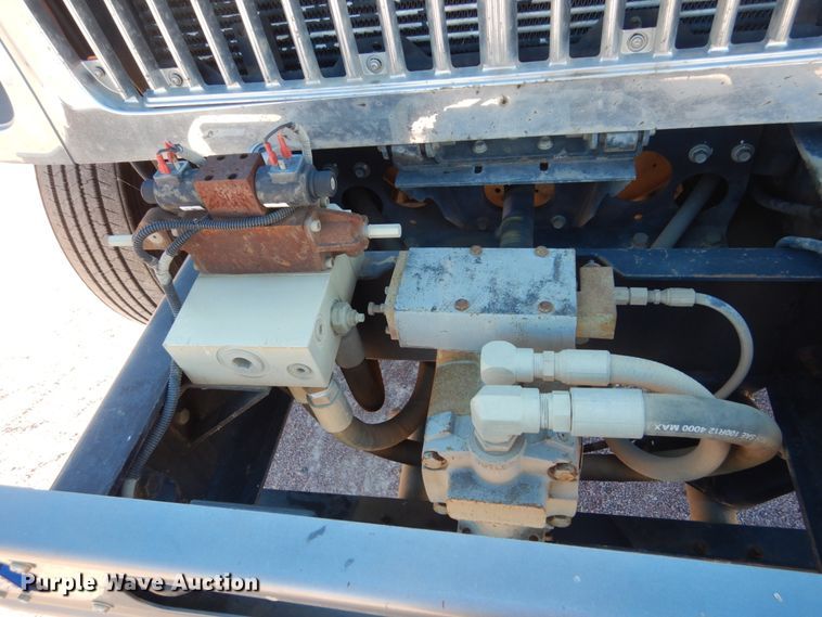 image for item HS9457 2003 International 7400  tank truck